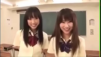 สองนักเรียนสาวสวยหุ่นดีขี้เล่นแอบมาจับนักเรียนหนุ่มเย็ดหีในห้องเรียนอย่างเด็ดเลยทีเดียว